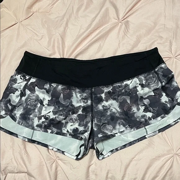 Lululemon Speed Up Shorts NWOT Black White Roses Flowers Athletic Running Sz 10 - Picture 2 of 8